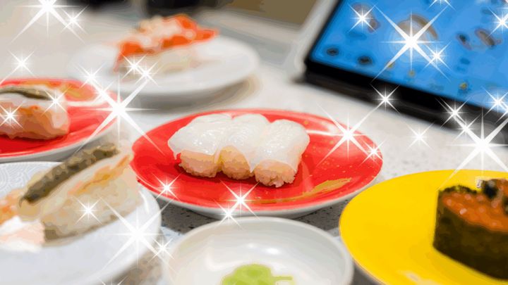 え、これ見て！！！空港で回転寿司してるんだけどwww