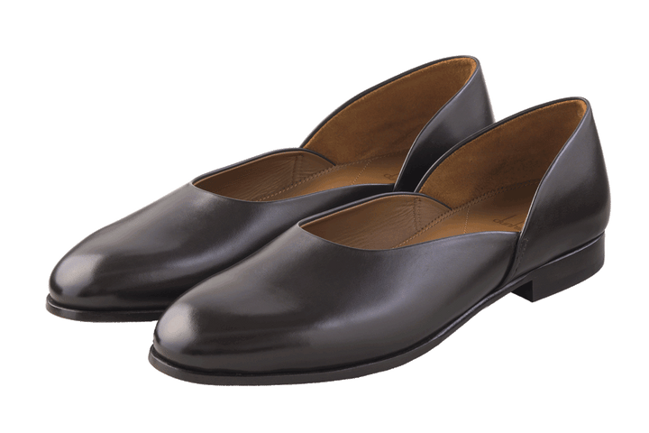 〈ダンヒル〉のパンプス