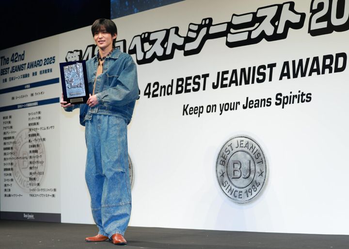 Snow Manの目黒蓮さん（28）が最もジーンズの似合う有名人に贈られる「第42回ベストジーニスト2025」の一般選出部門を2年連続で受賞し、4日に東京都内で行われた授賞式に出席しました。