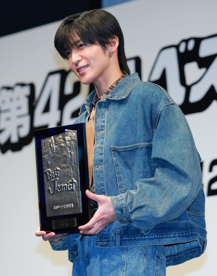 【第42回ベストジーニスト2025】 一般選出部門を受賞し、フォトセッションに臨む目黒蓮 ＝東京都千代田区横浜スタジアム（撮影・長尾みなみ）