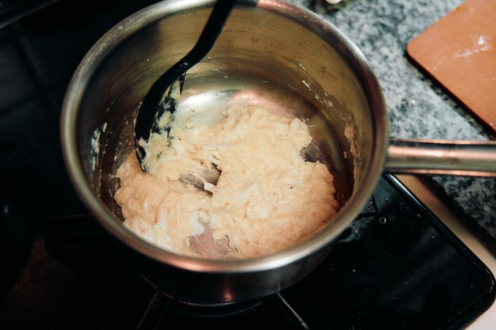 カニクリームコロッケの中身をつくる