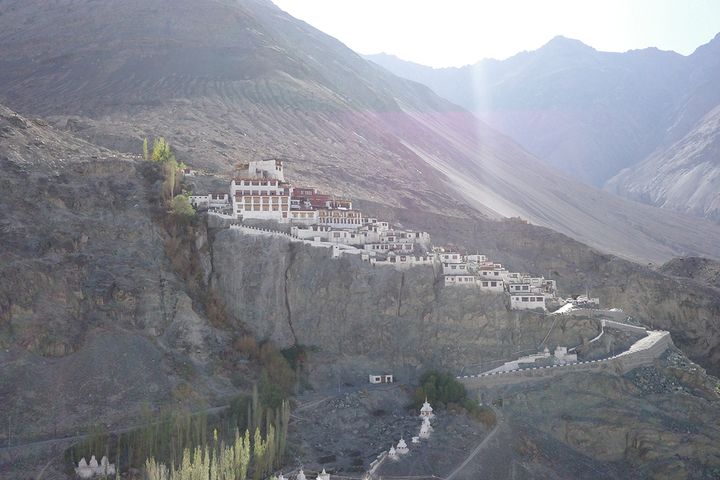 ラダックの北部、ヌブラ渓谷の中心的な村となるデスキット。ラダックでは古い僧院のひとつであるデスキットゴンパがあります。