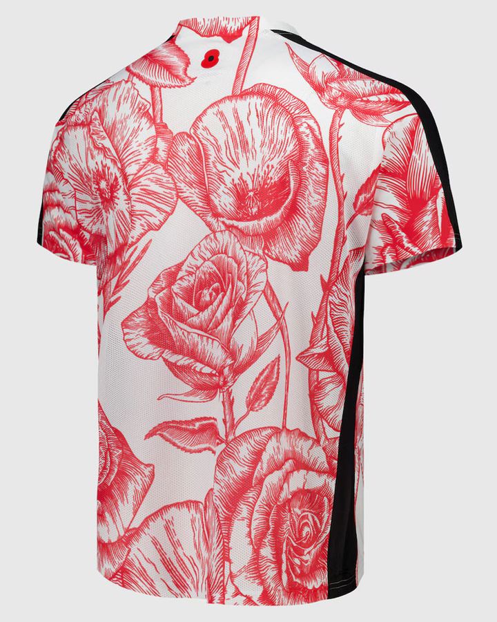 プレミア名門が「紛争の犠牲者」を追悼する花柄の限定ジャージを発表 売り上げの一部を寄付へ