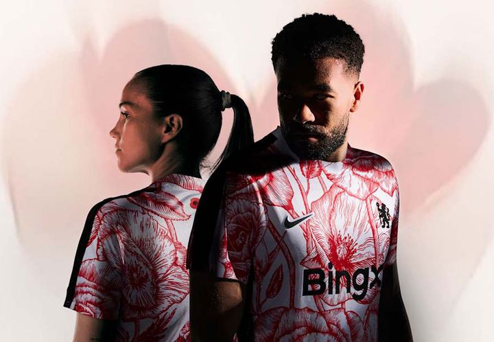 プレミア名門が「紛争の犠牲者」を追悼する花柄の限定ジャージを発表 売り上げの一部を寄付へ