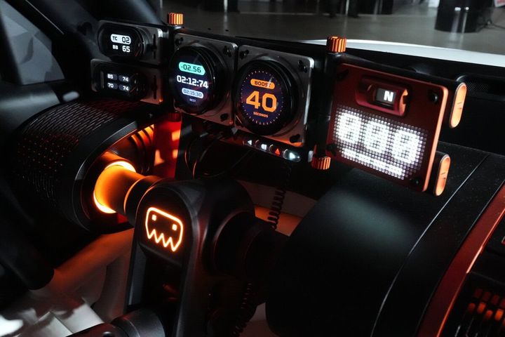 デジタル表示でシンプルにまとめられたメーター類