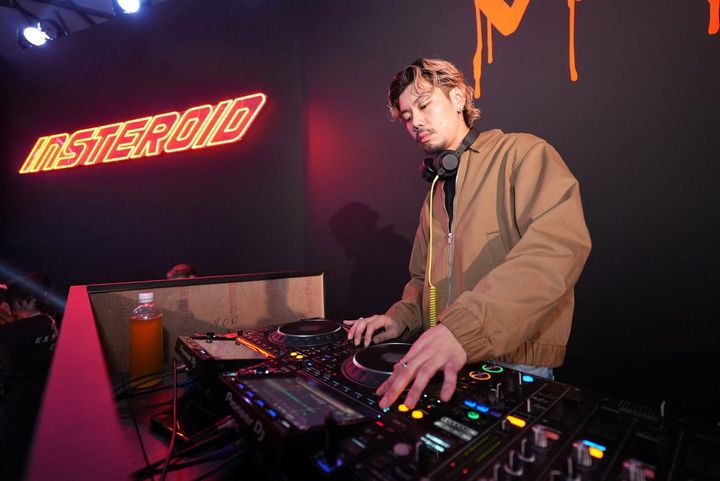 DJ SO-SO とDJ Ryotaがパフォーマンスを実施