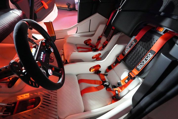 オレンジとホワイトを中心とした独特の色使いなど、まさにゲームの世界から飛び出してきた雰囲気