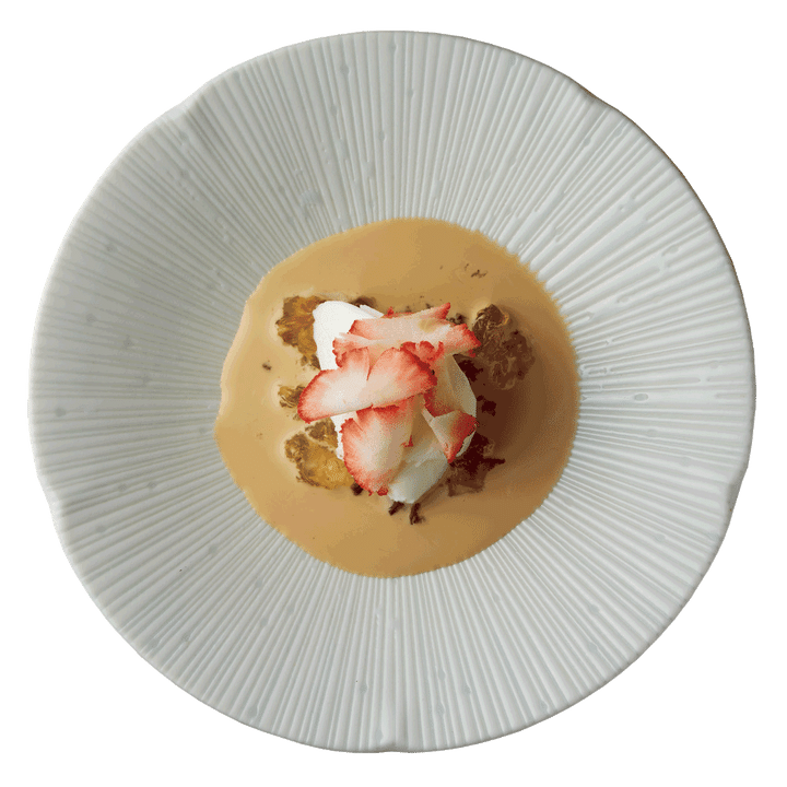 アイスのライチ紅茶ソース、桃の樹脂添え