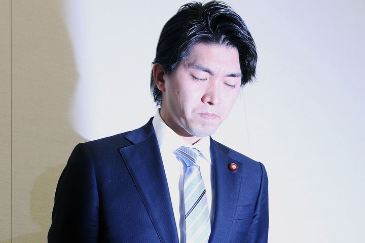 女性タレントとの不倫を週刊誌に報じられたことについての記者会見で、議員辞職を表明した自民党の宮崎謙介衆院議員（当時）＝2016年2月12日、時事