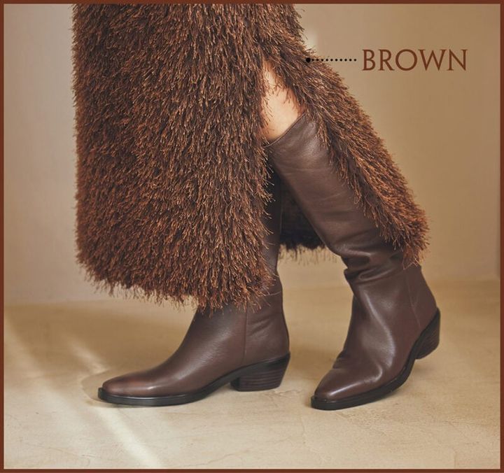 スカート2万6400円（ザ ポーズ／ウィムガゼット ルミネ新宿店） ロングブーツ5万1700円（モリーニ／ジャック・オブ・オール・トレーズ プレスルーム）