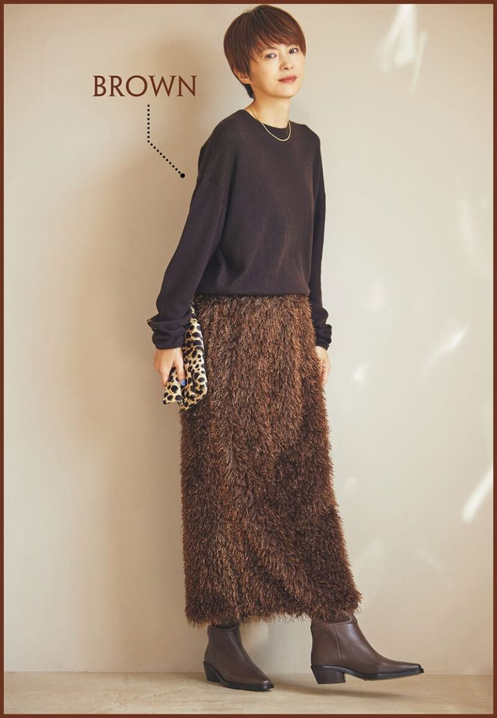 プレーンなニットにフリンジスカートを添えて艶やかに。小物もブラウン系でまとめてシックに。ニット4万9500円（ハウス オブ ロータス 二子玉川店） スカート2万6400円（ザ ポーズ／ウィムガゼット ルミネ新宿店） ネックレス5万600円（マリハ） バッグ2万3100円（ルレ・アッシュ／ピモンテ） ロングブーツ5万1700円（モリーニ／ジャック・オブ・オール・トレーズ プレスルーム）