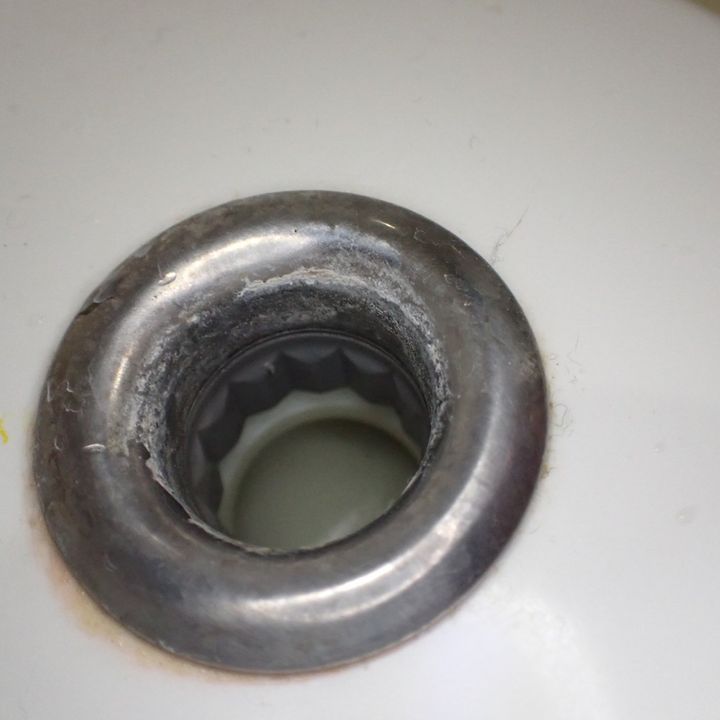 くすんで見える「洗面台」には蓄積汚れがごっそり…。“白さを取り戻す”簡単掃除術「気分も明るくなる！」