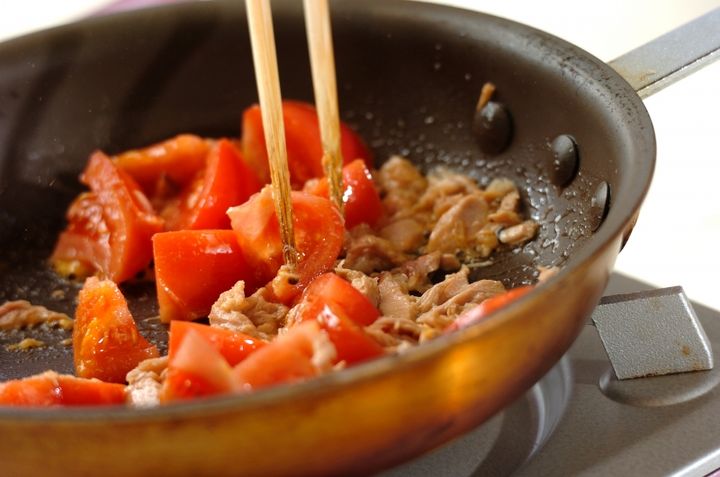 トマトとツナの炒め物の作り方1