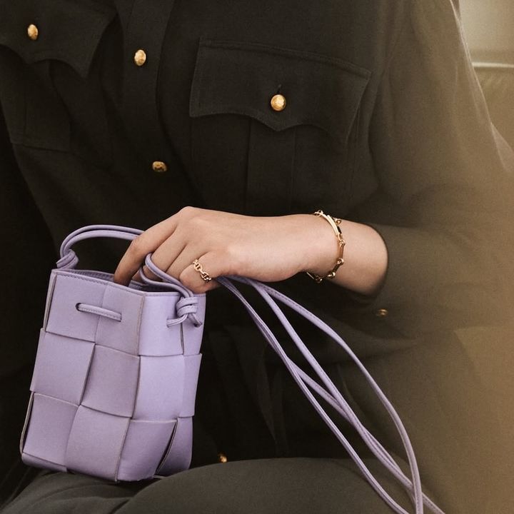 エルメスのリングを着けた女性