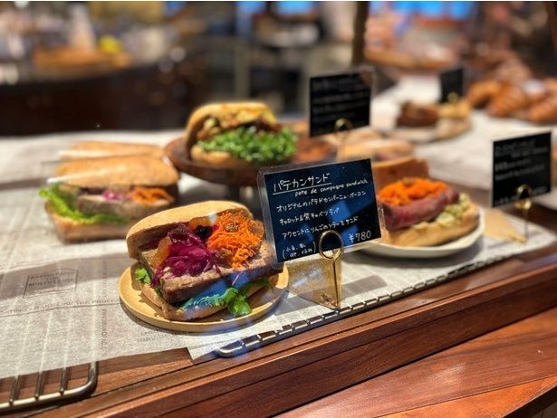 水分量と粉の種類の使い分けにより、上質な食感が生み出される