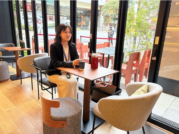 「Talk Shop」で飲み物を片手にくつろいでいると…