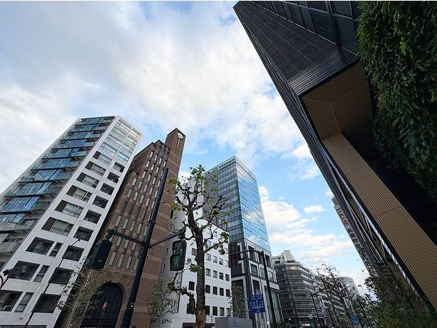 オフィスビルが立ち並ぶ兜町の街並み