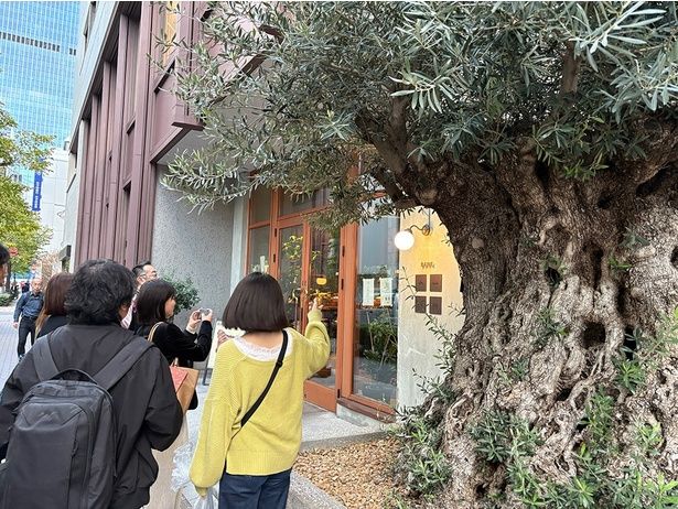 リノベーションが進む日本橋兜町の街を、案内人と巡る日帰りのイマーシブツアー「旅先で出会った人ツアー」を開催中