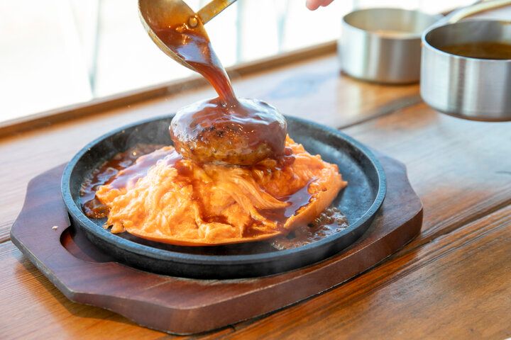七里ヶ浜の海辺のカフェでとろけるオムライスを♪きらめく潮風と波音につつまれてリフレッシュ