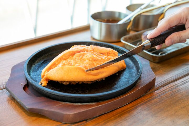 七里ヶ浜の海辺のカフェでとろけるオムライスを♪きらめく潮風と波音につつまれてリフレッシュ