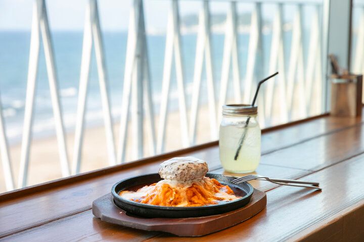 七里ヶ浜の海辺のカフェでとろけるオムライスを♪きらめく潮風と波音につつまれてリフレッシュ