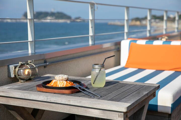 七里ヶ浜の海辺のカフェでとろけるオムライスを♪きらめく潮風と波音につつまれてリフレッシュ