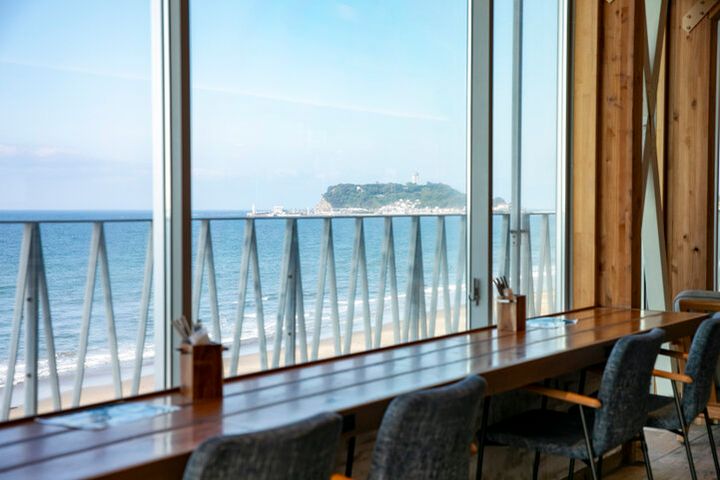 七里ヶ浜の海辺のカフェでとろけるオムライスを♪きらめく潮風と波音につつまれてリフレッシュ