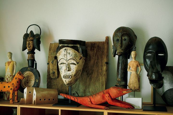 棚の上に並びエリスさん所有のアート作品や民芸品