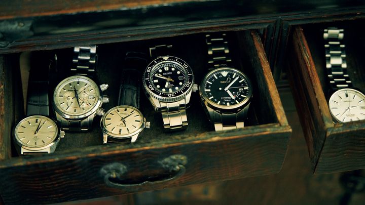 李朝箪笥に並ぶ時計