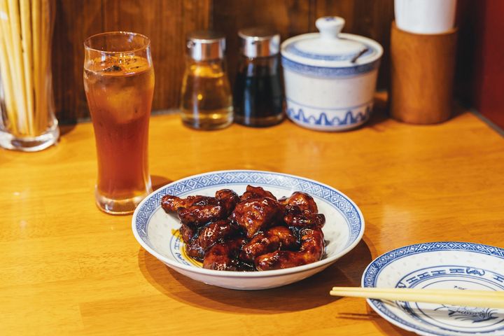 カラッと揚げたお肉を甘酸っぱいソースで炒めた、豚ロースの甘い黒酢炒め