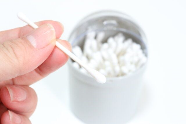 セリアの紙軸白綿棒100本 容器入り7