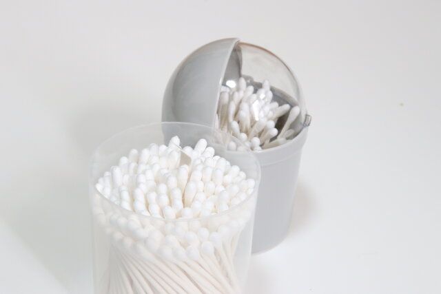 セリアの紙軸白綿棒100本 容器入り3