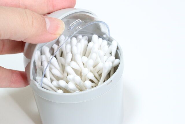 セリアの紙軸白綿棒100本 容器入り4