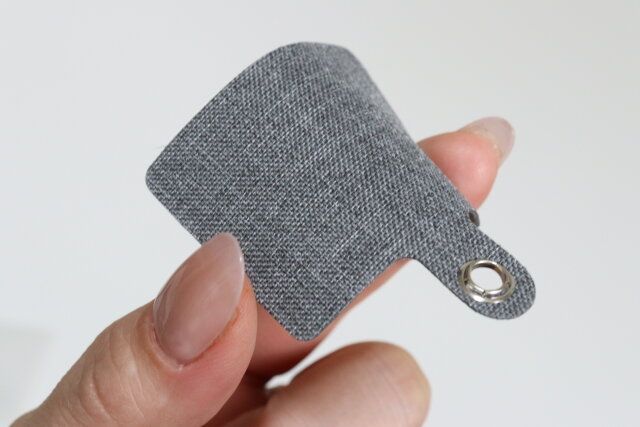 ダイソー スマホストラップホルダー（2個、四角形） 素材感