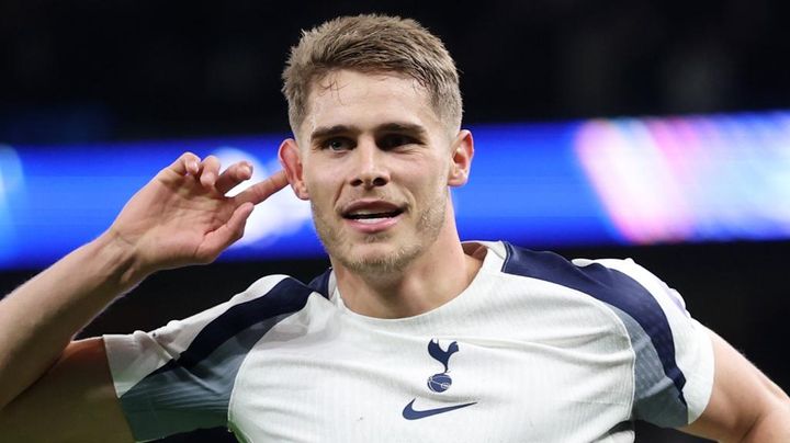 22歳日本代表DFも餌食に…193cmの爆速スターが衝撃ゴール！「メッシみたい」と”ムシ“された監督も脱帽