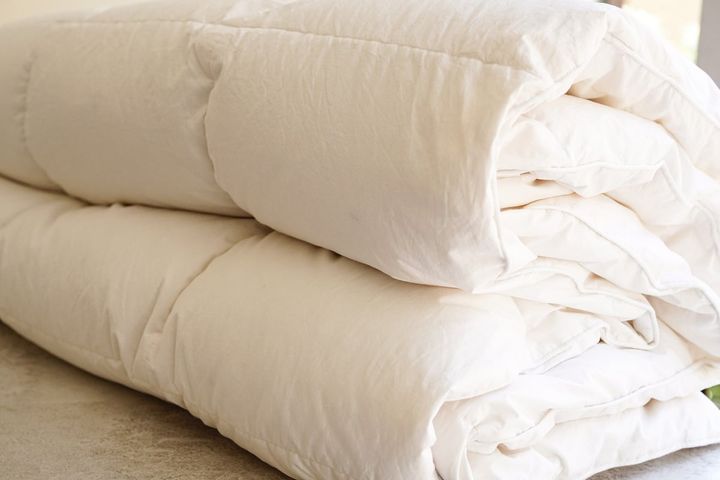 羽毛布団を出すのに適したタイミングとは？（画像はイメージ）