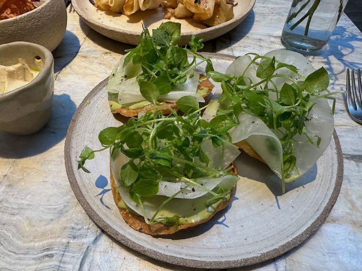 キヌアのガレット、ハーブのクリームとコールラビのカルパッチョ。