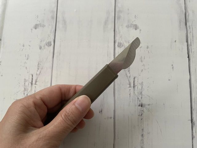 ダイソー 栗ピーラー 栗ピーラーの柄を握る手