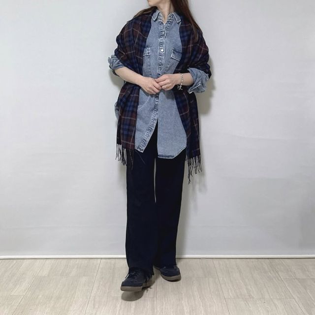 チェック柄のヒートテックマフラーを着用したコーデ