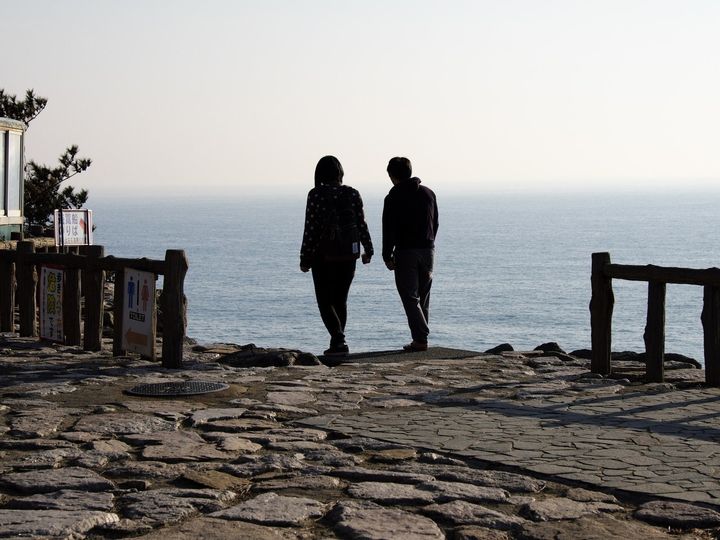 福井県にある三国温泉は、国の天然記念物「東尋坊」にほど近い海沿いの温泉地。雄大な日本海を眺める絶景露天風呂と、越前ガニなど新鮮な海の幸を堪能する旅に最適です。