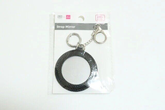 ダイソーのストラップ鏡のパッケージ