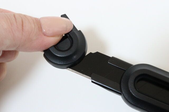 オートロック式カッター（15.4cm×2.8cm×1.8cm） 刃折り