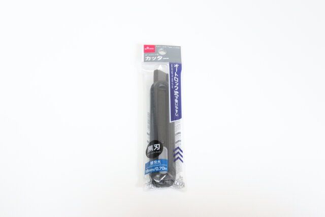 オートロック式カッター（15.4cm×2.8cm×1.8cm） パッケージ