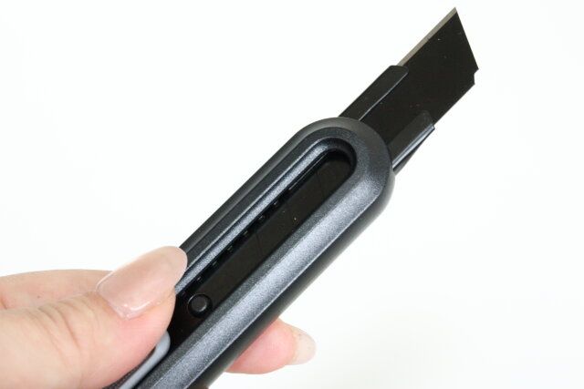 オートロック式カッター（15.4cm×2.8cm×1.8cm） 刃