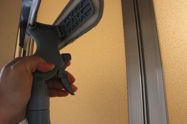 スタンダードプロダクツのスプレーできる4WAY窓ワイパー