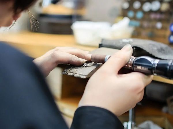 【東京都新宿区】感性豊かな指輪づくりを叶える結婚指輪と婚約指輪ブランド「鶴」新宿アトリエがOPEN