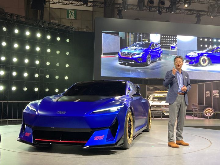 SUBARUの「STIコンセプト」EV 右は大崎篤社長