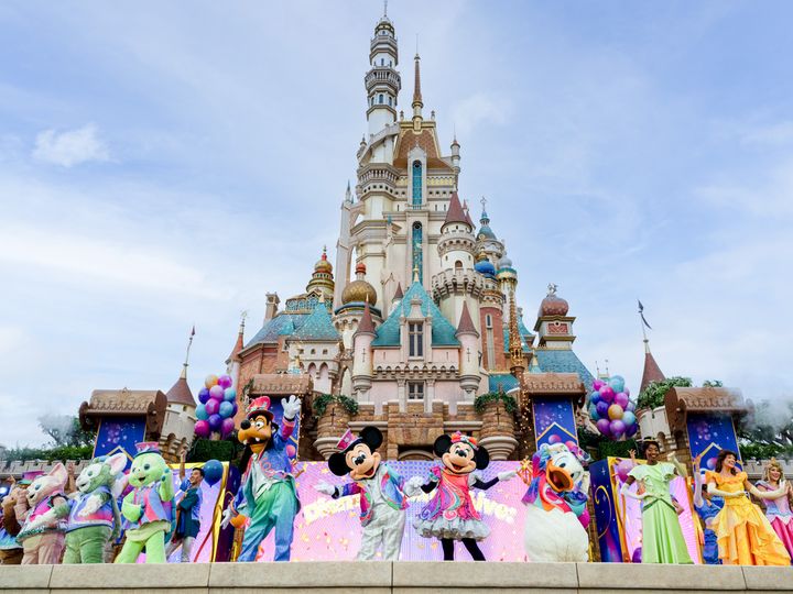 20周年コスチュームのキャラクターたちが勢ぞろいする「ディズニー・フレンズ・ライブ：キャッスル・パーティー」