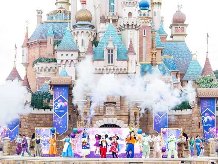 風船を持ちパフォーマンスする「ダッフィー＆フレンズ」