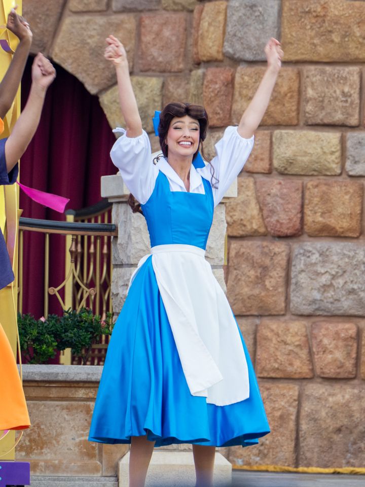 青いワンピースを着た町娘姿の「ベル」